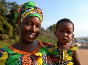 Mujer ruandesa junto a su hijo.