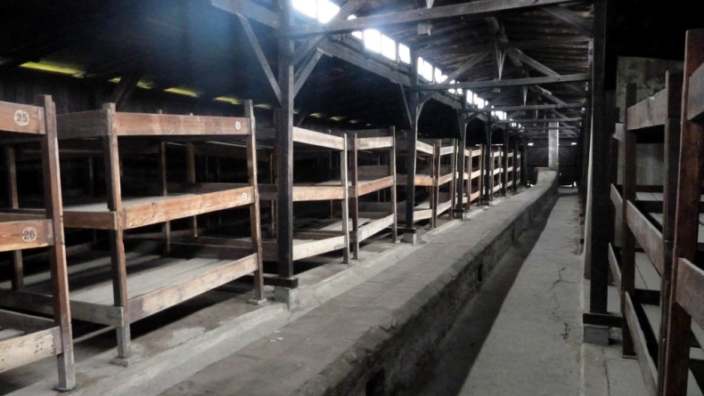 Interior de un barracón de Auschwitz II.